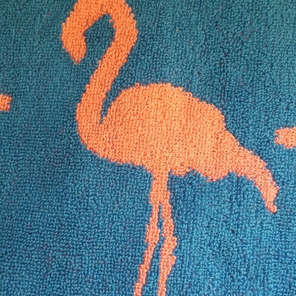 Betsey Johnson flamingo bath towel - Picture 2 of 2